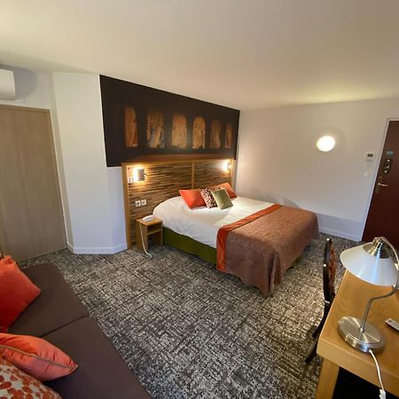 Logis - Le Christina Hotel Bourges Bagian luar foto