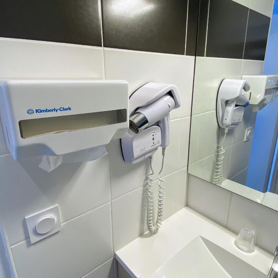 Logis - Le Christina Hotel Bourges Bagian luar foto