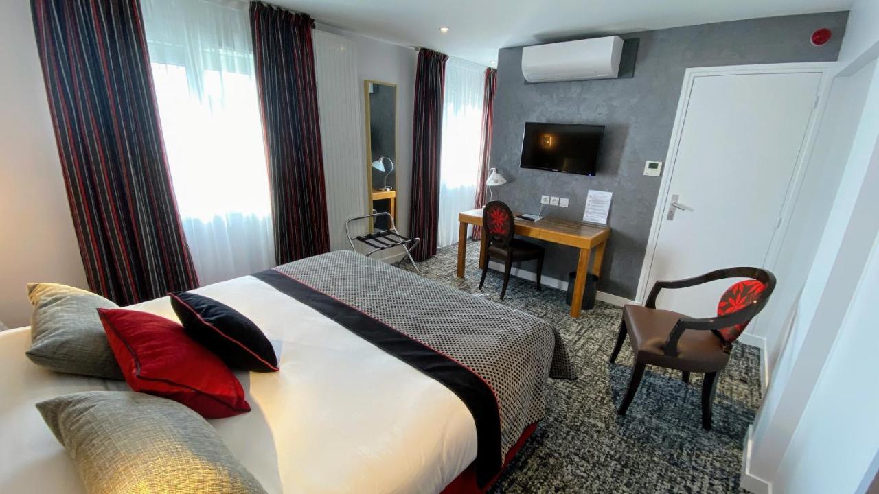 Logis - Le Christina Hotel Bourges Bagian luar foto