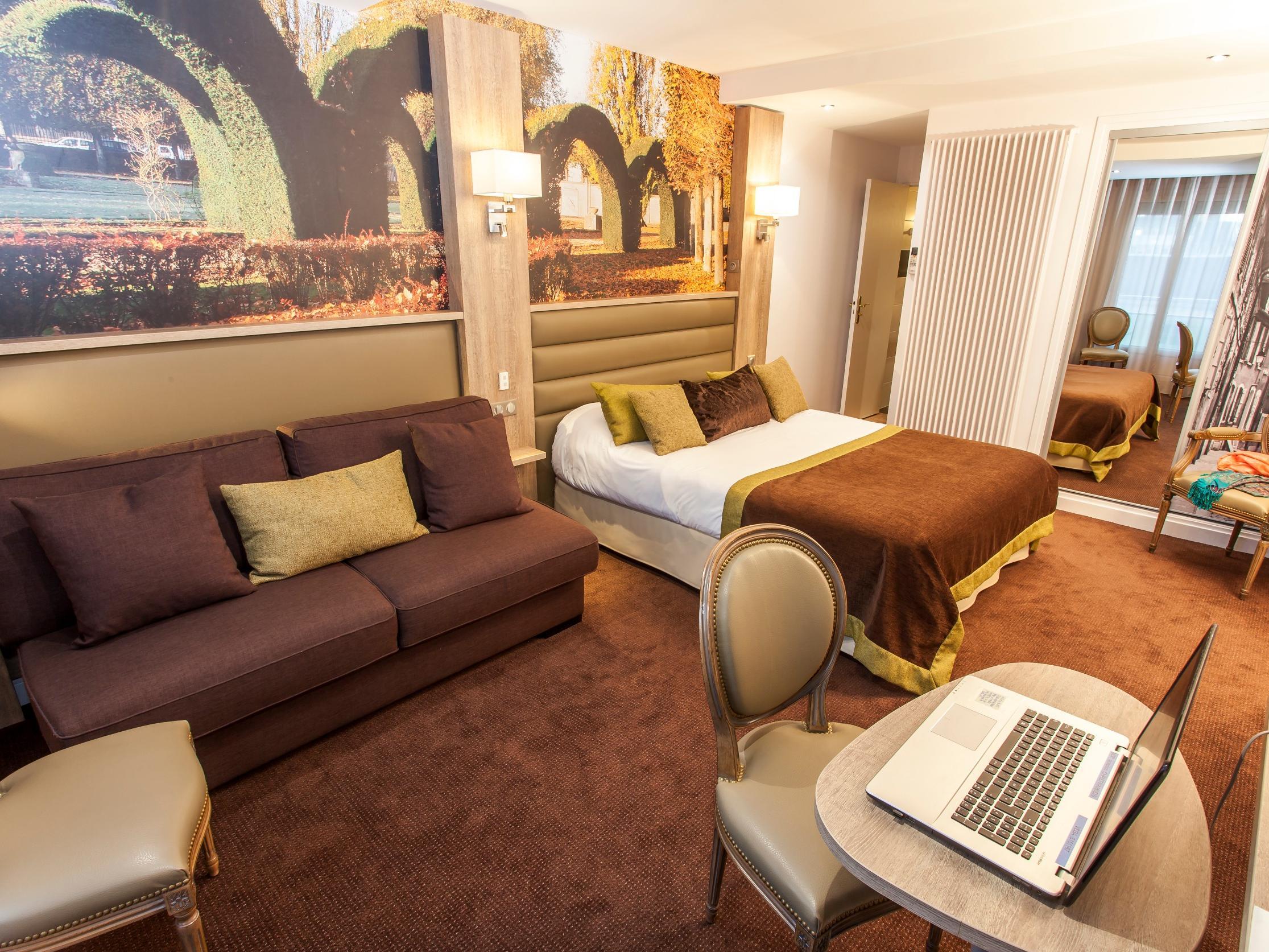 Logis - Le Christina Hotel Bourges Bagian luar foto