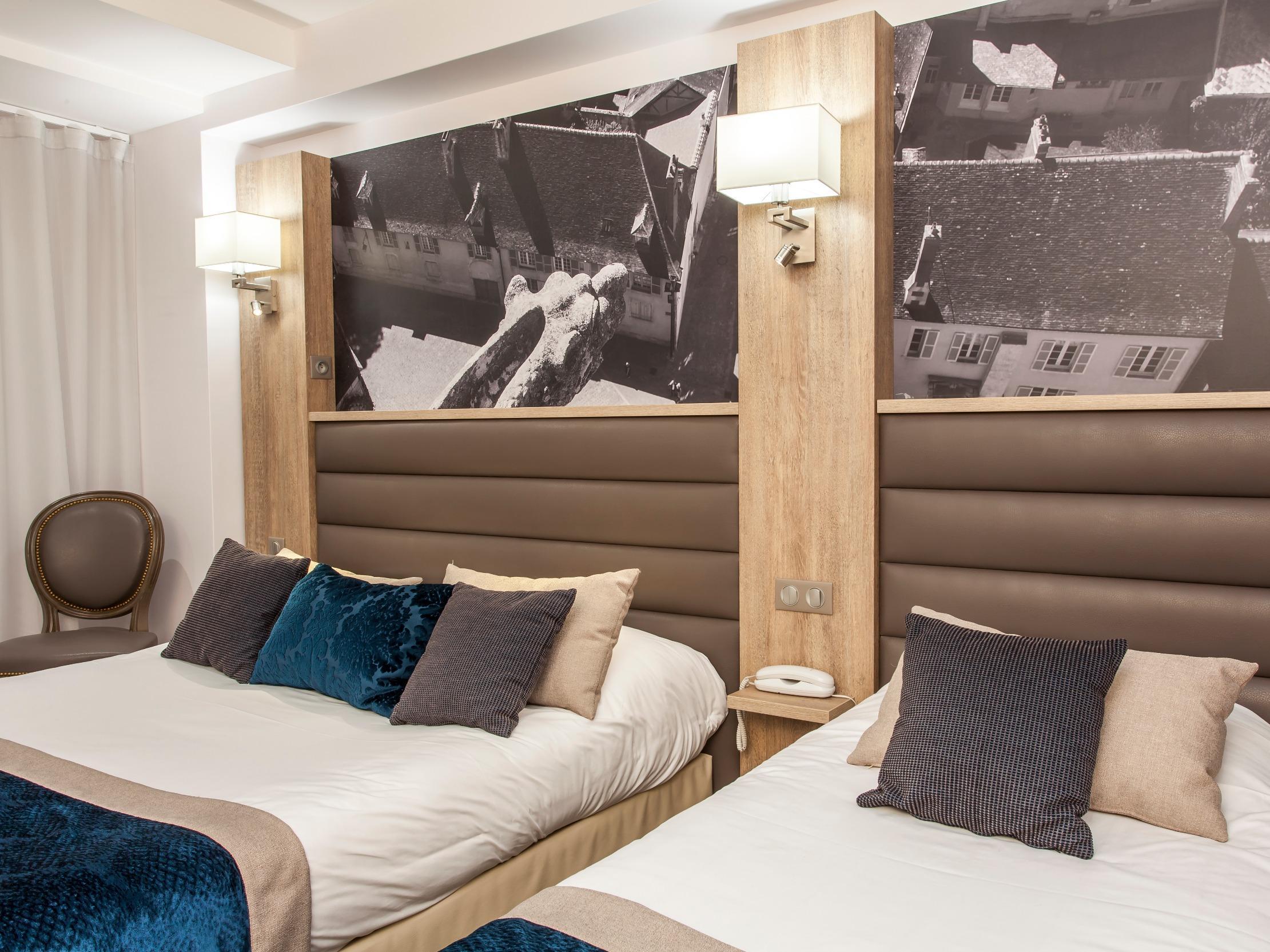 Logis - Le Christina Hotel Bourges Bagian luar foto