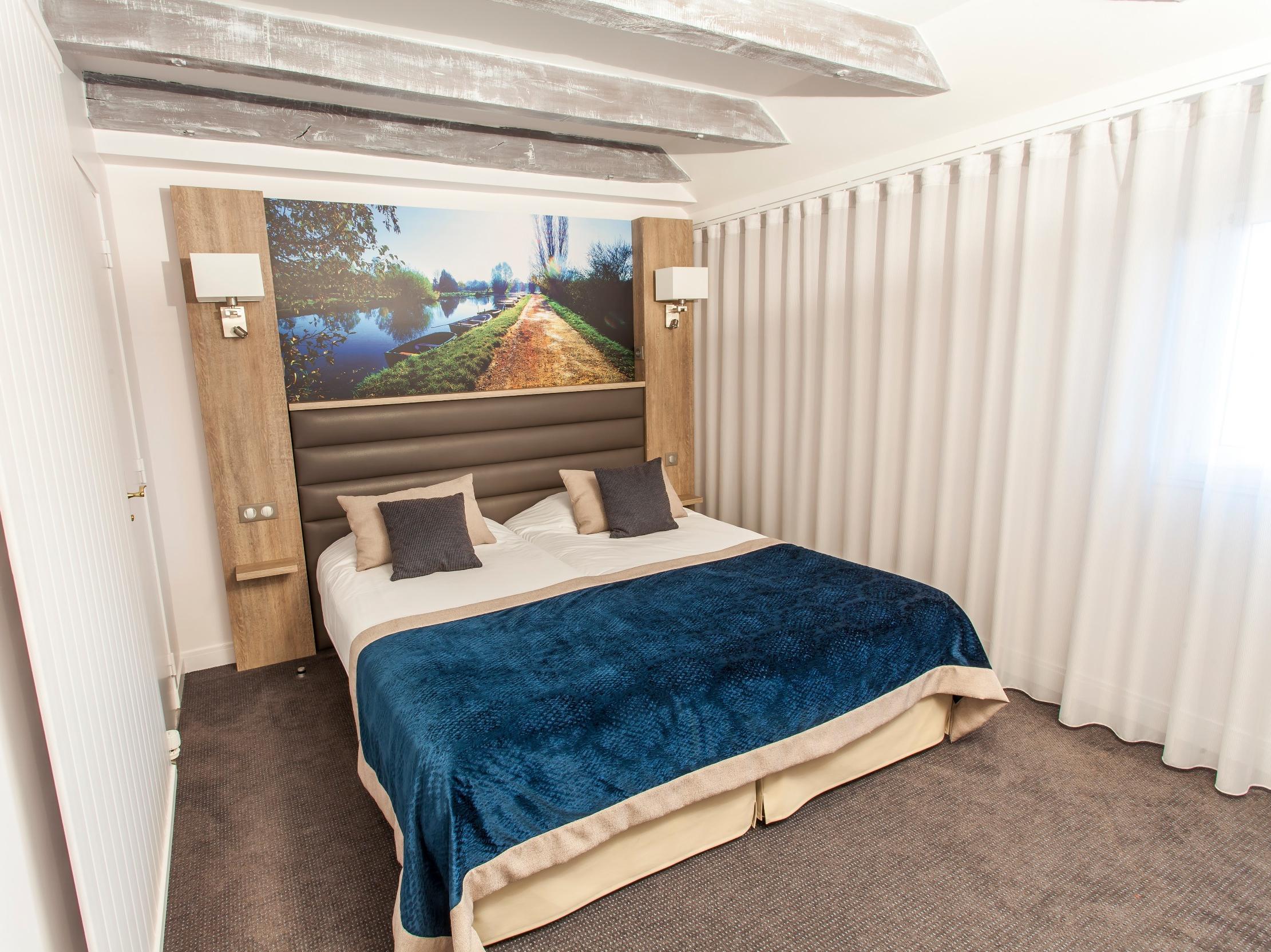 Logis - Le Christina Hotel Bourges Bagian luar foto
