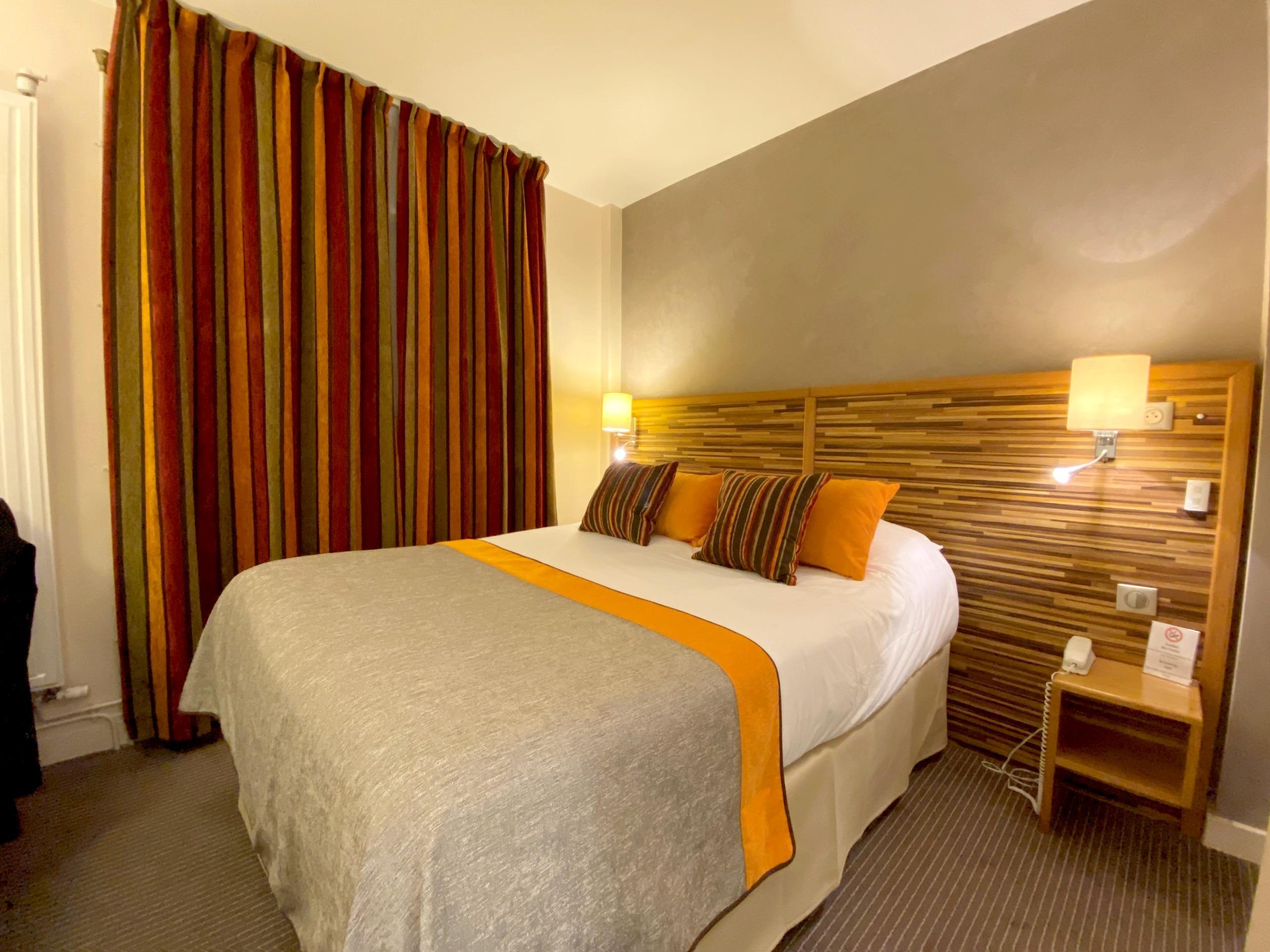 Logis - Le Christina Hotel Bourges Bagian luar foto
