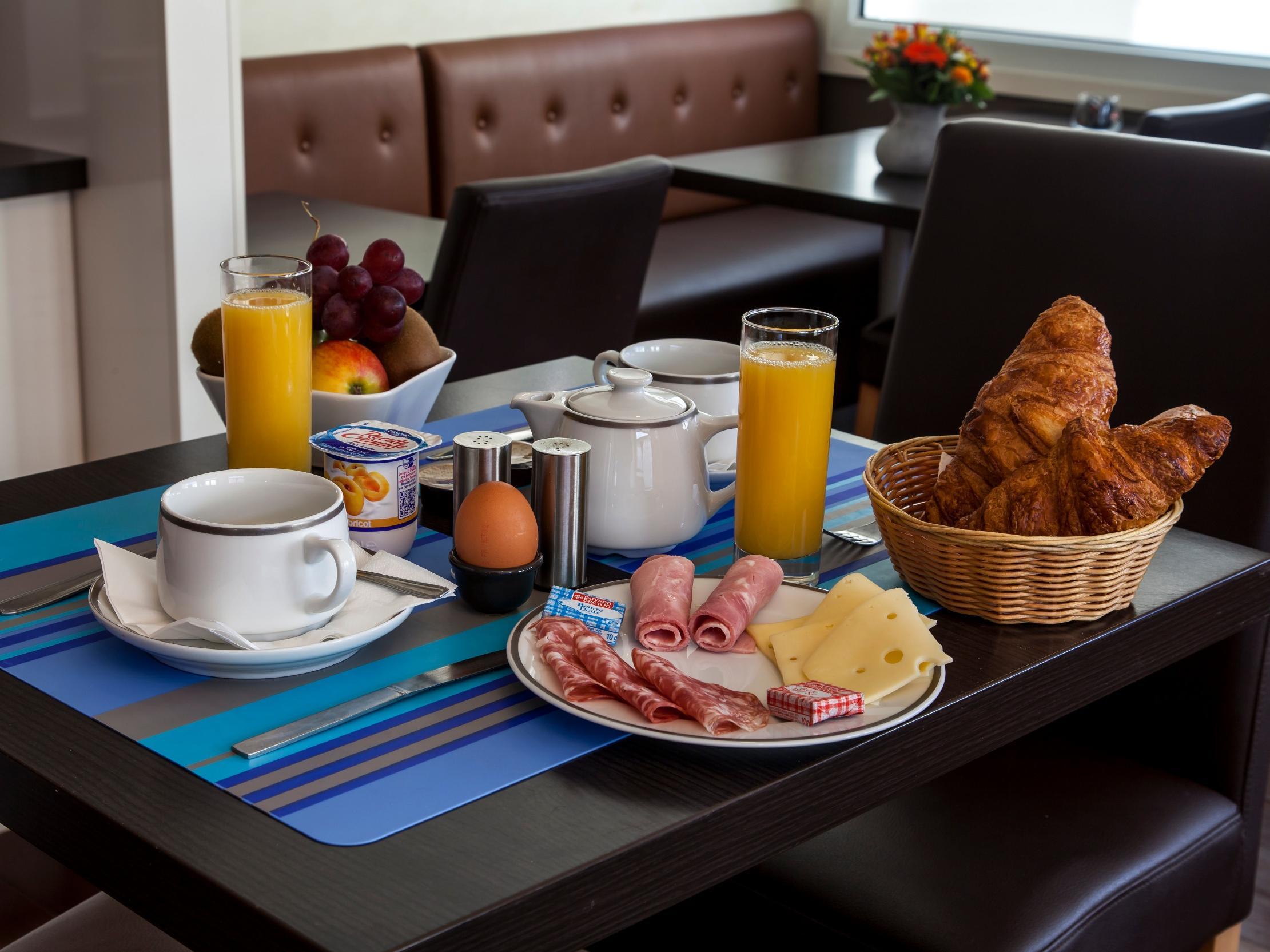 Logis - Le Christina Hotel Bourges Bagian luar foto