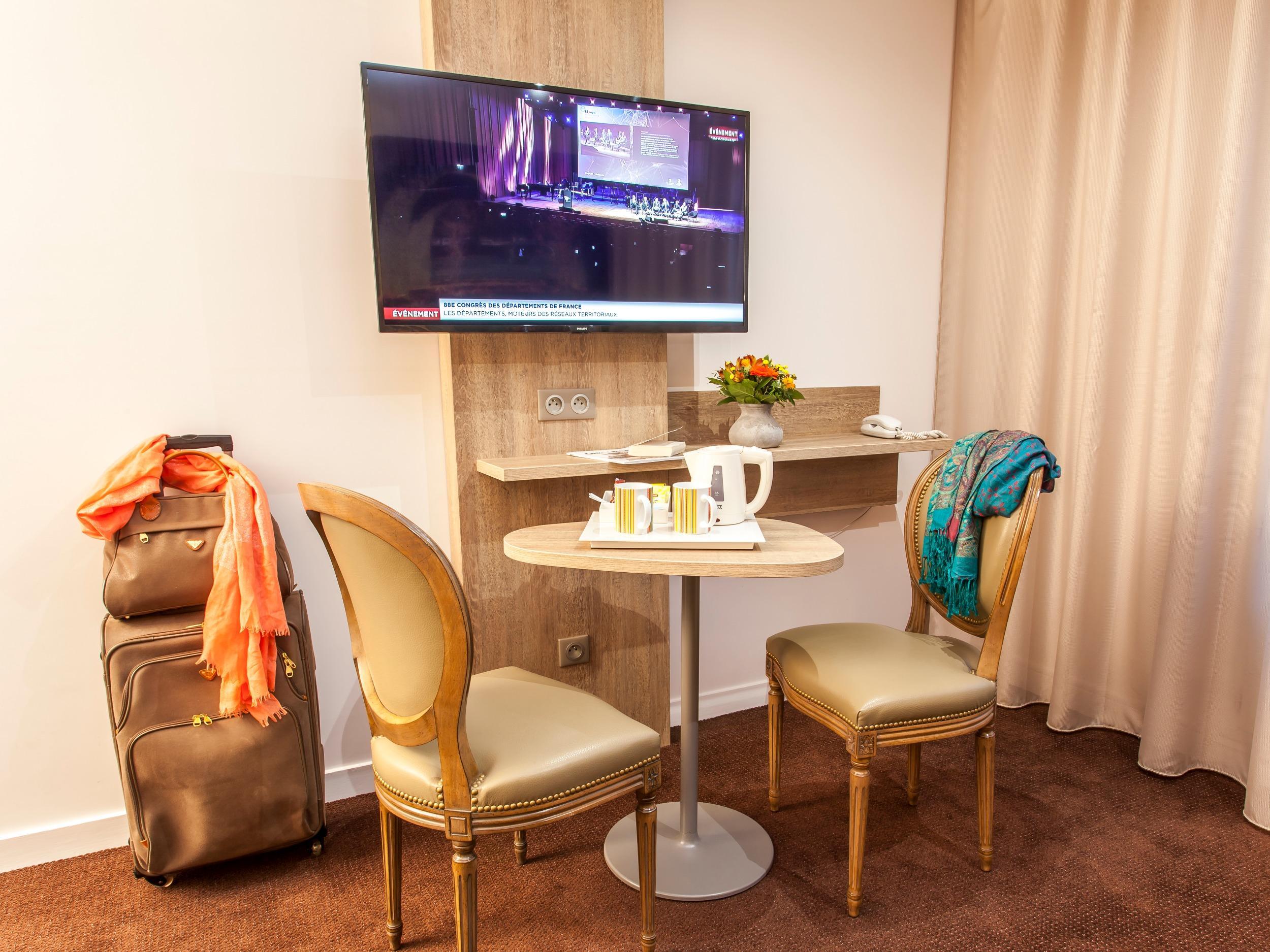 Logis - Le Christina Hotel Bourges Bagian luar foto
