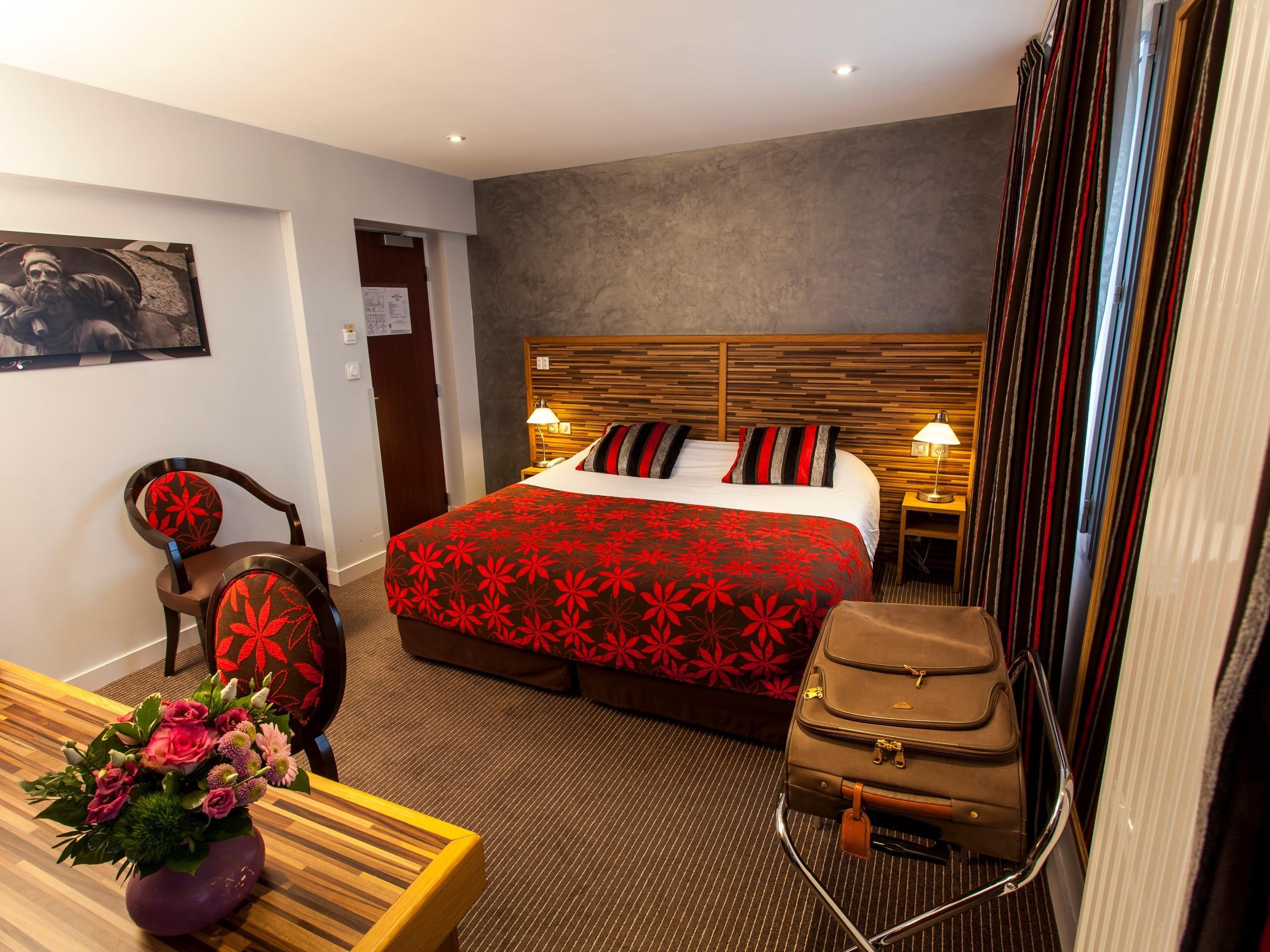 Logis - Le Christina Hotel Bourges Bagian luar foto