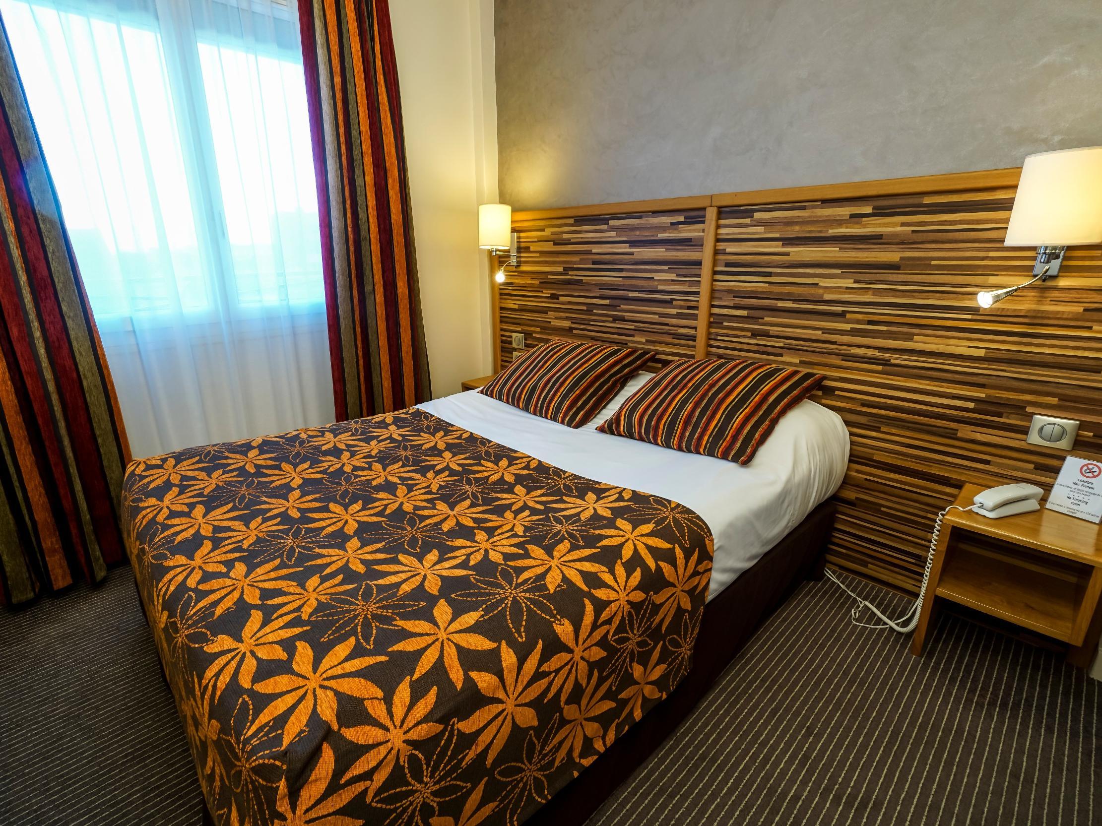 Logis - Le Christina Hotel Bourges Bagian luar foto
