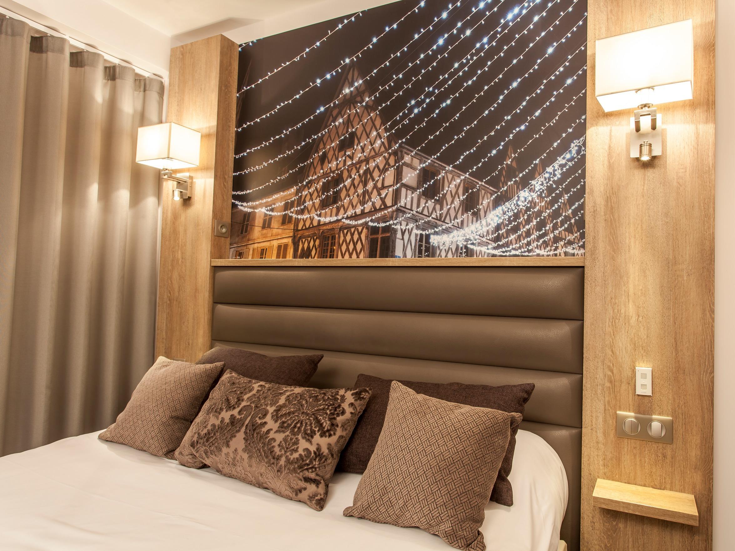 Logis - Le Christina Hotel Bourges Bagian luar foto