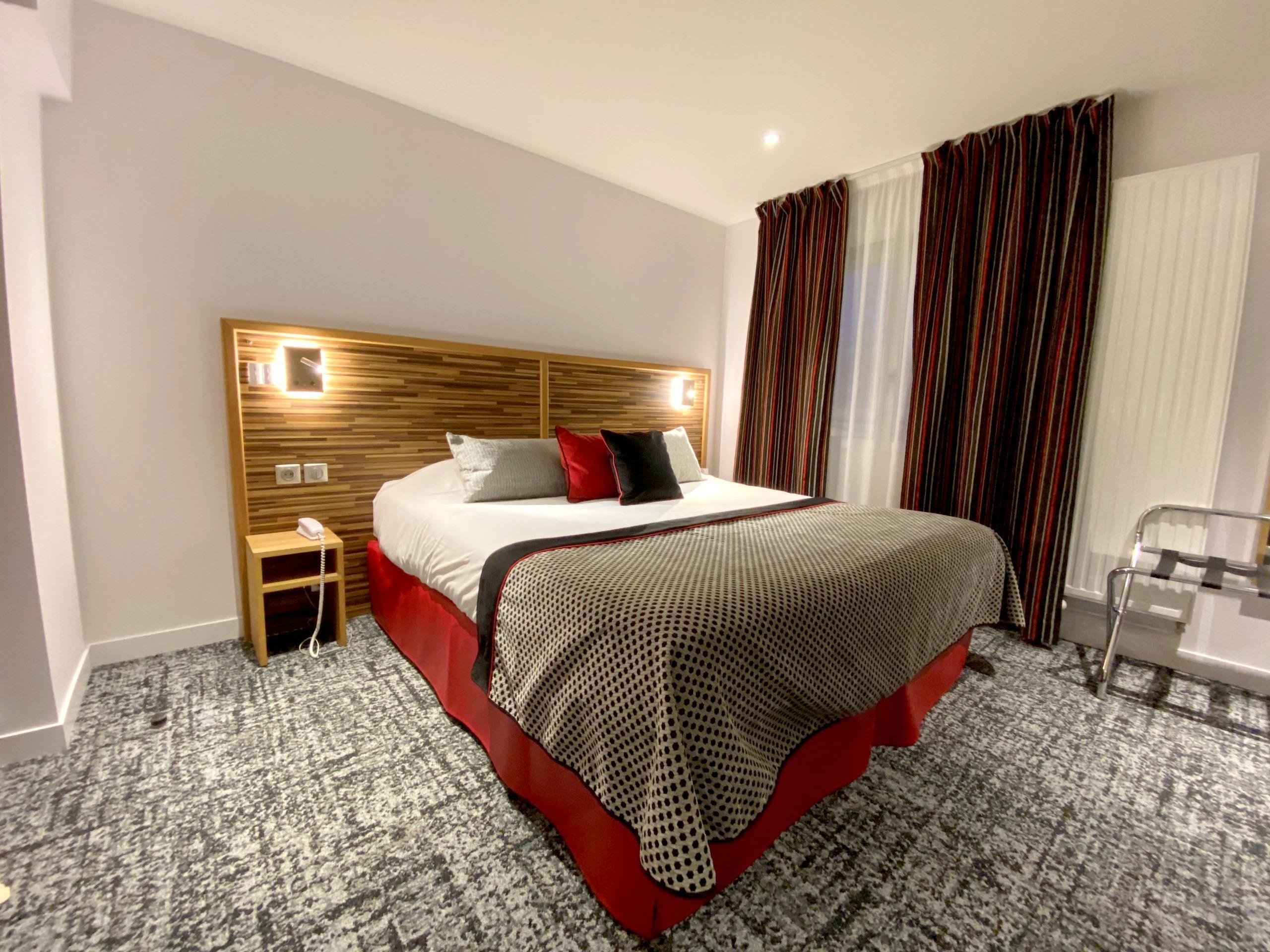 Logis - Le Christina Hotel Bourges Bagian luar foto