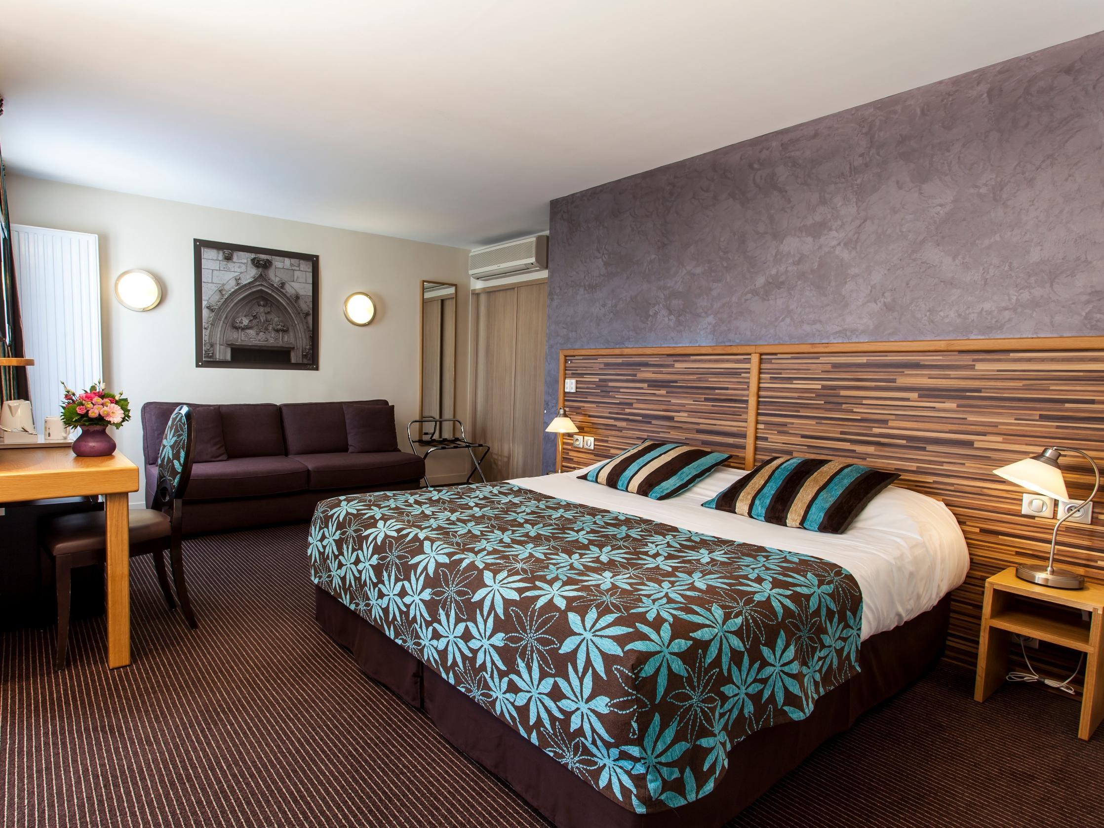 Logis - Le Christina Hotel Bourges Bagian luar foto