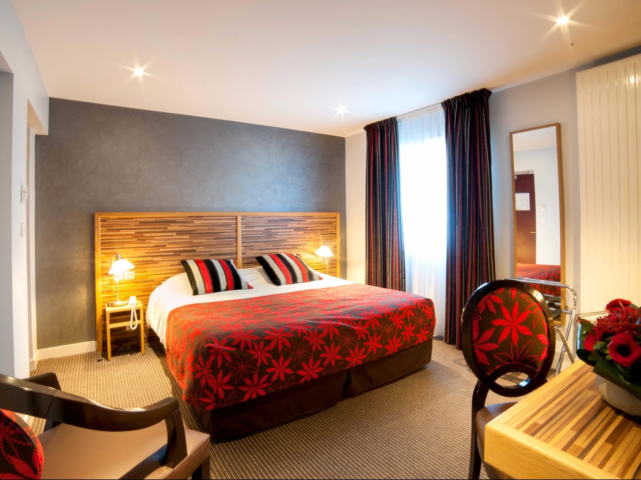 Logis - Le Christina Hotel Bourges Bagian luar foto