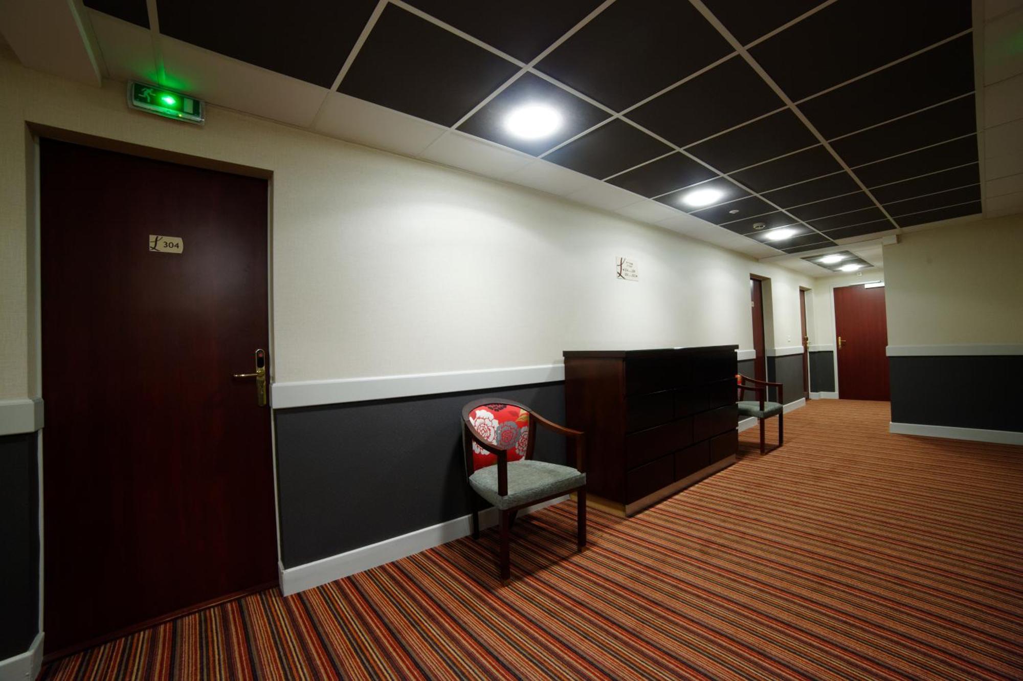 Logis - Le Christina Hotel Bourges Bagian luar foto
