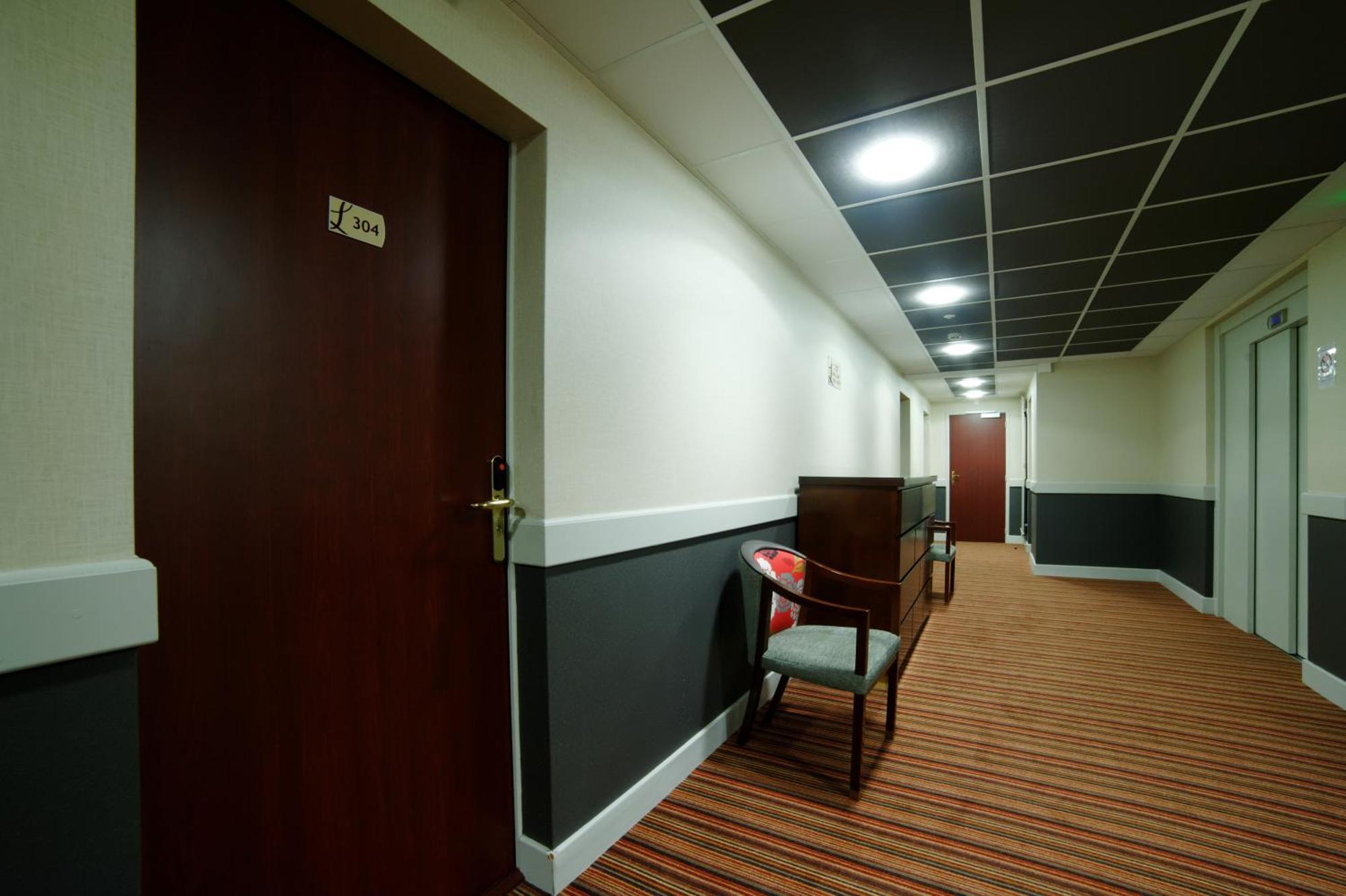 Logis - Le Christina Hotel Bourges Bagian luar foto