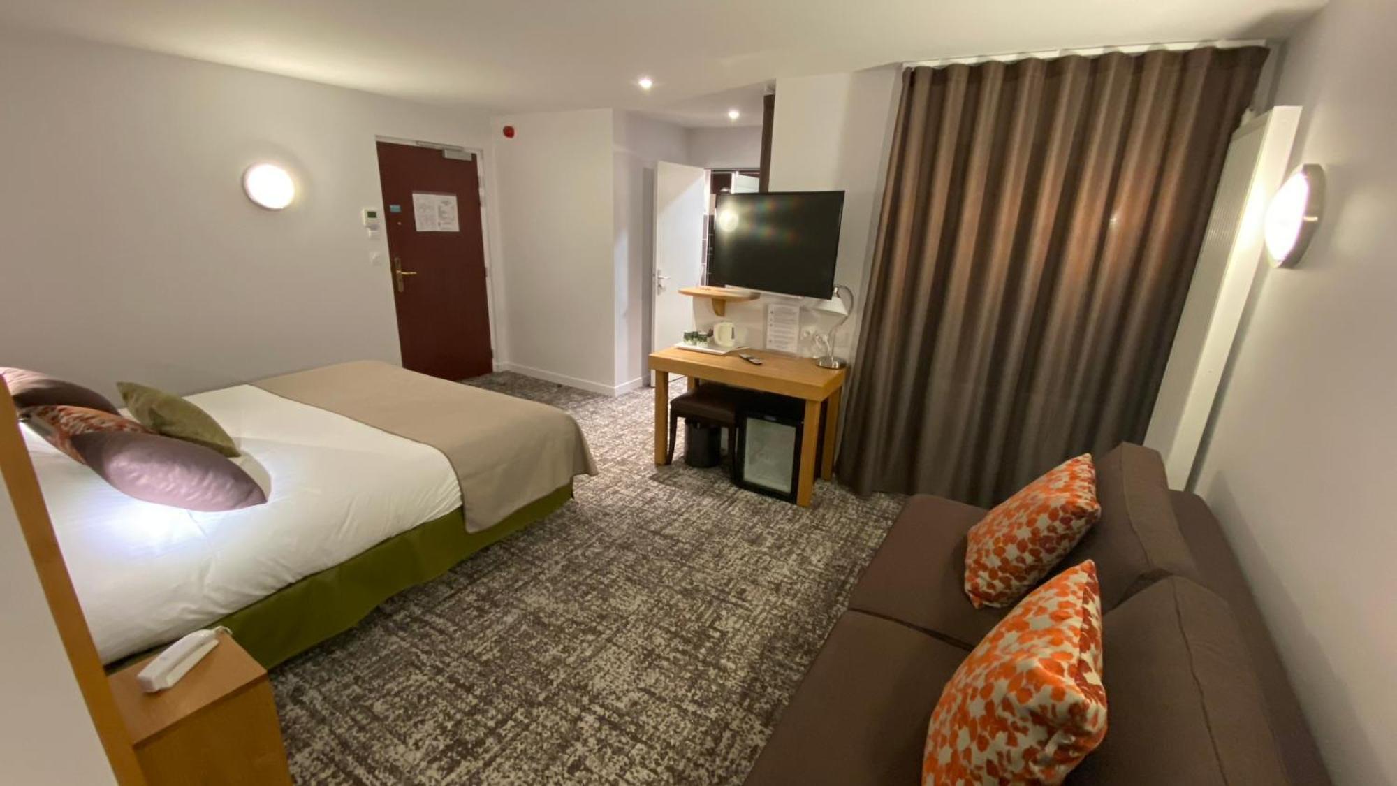Logis - Le Christina Hotel Bourges Bagian luar foto