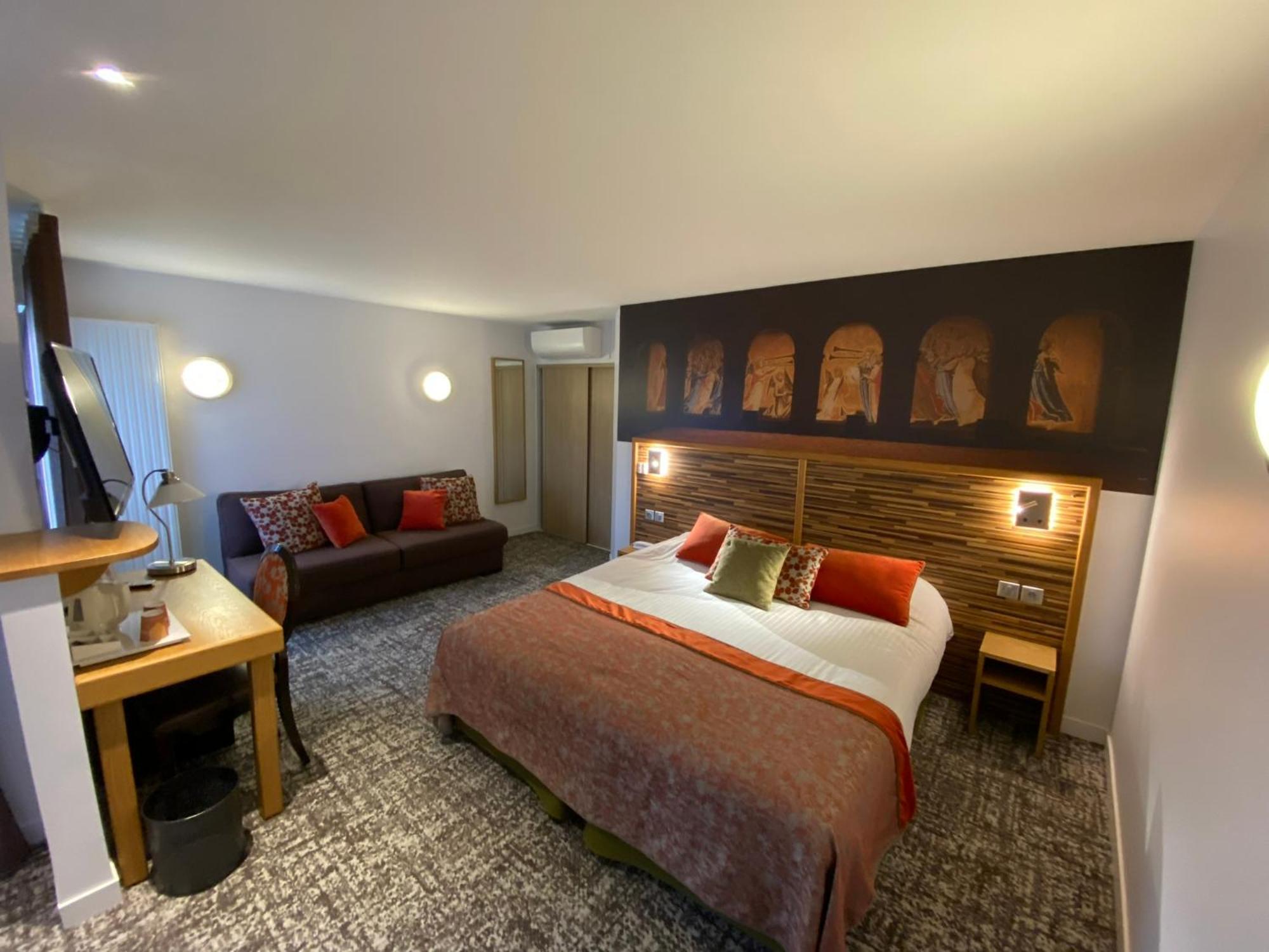 Logis - Le Christina Hotel Bourges Bagian luar foto