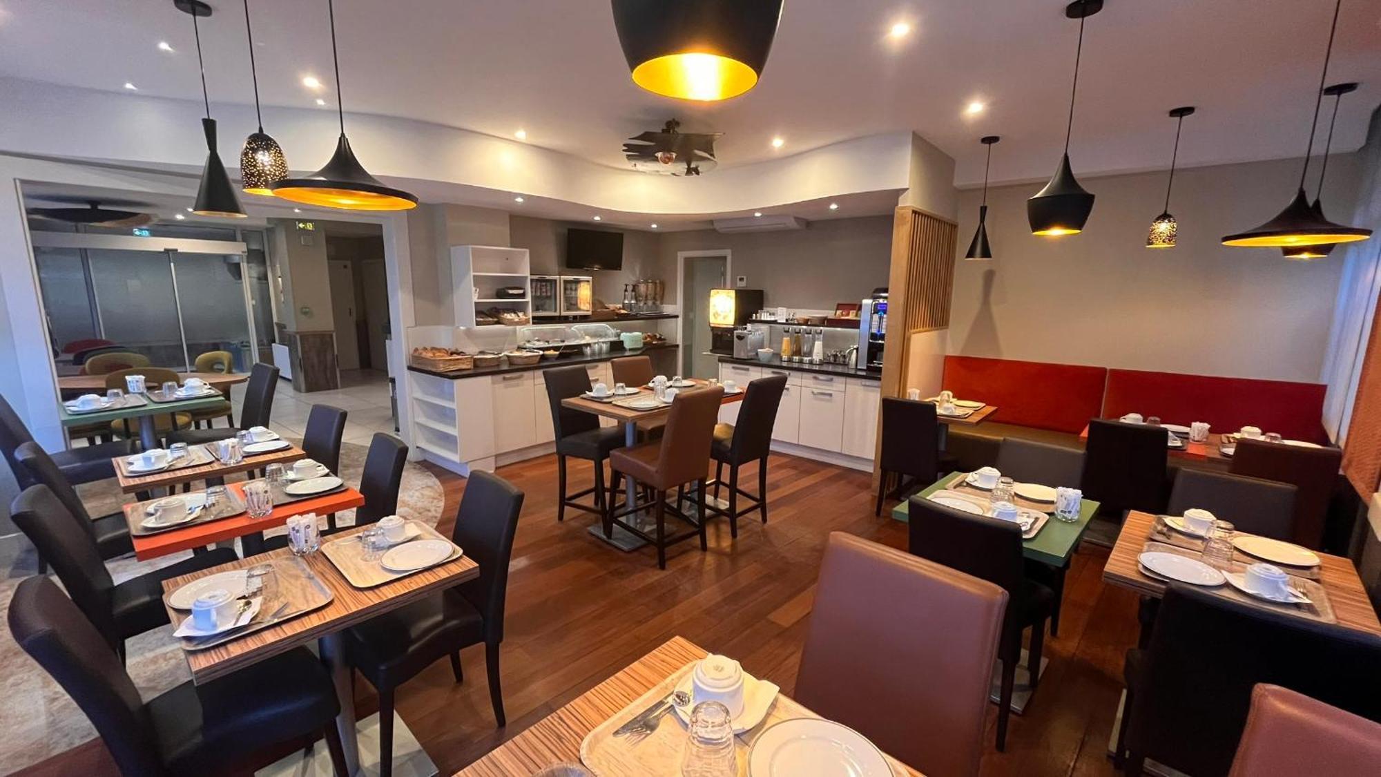 Logis - Le Christina Hotel Bourges Bagian luar foto