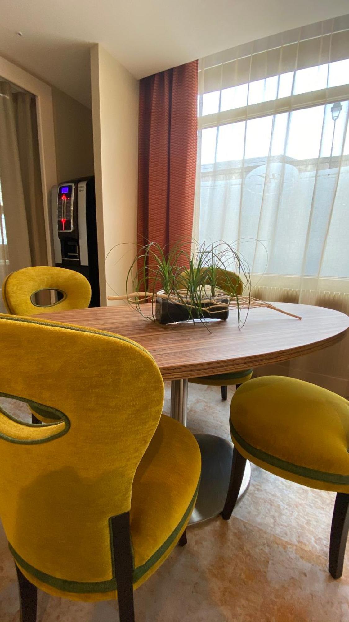 Logis - Le Christina Hotel Bourges Bagian luar foto