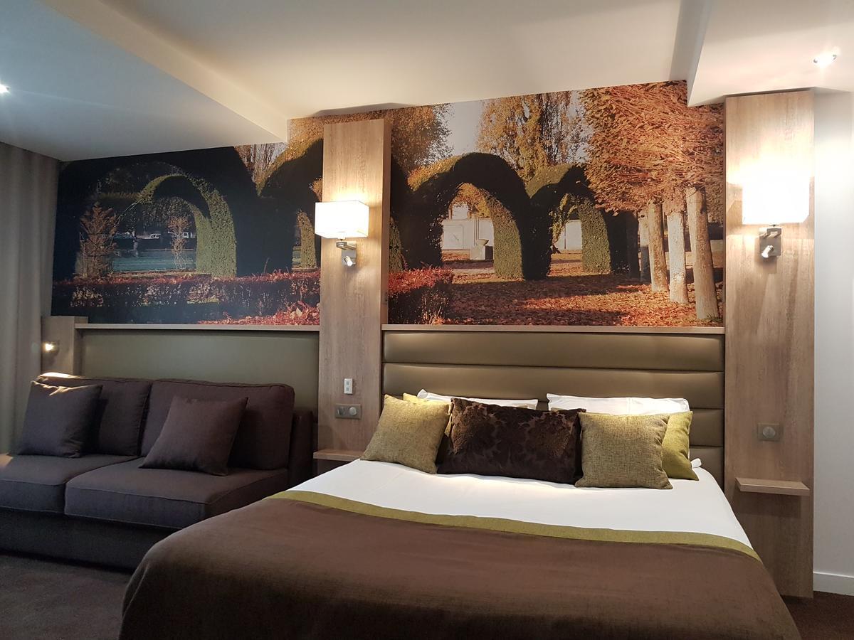 Logis - Le Christina Hotel Bourges Bagian luar foto