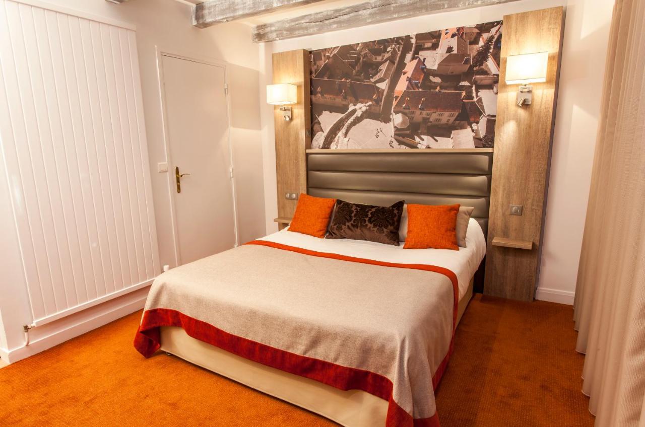 Logis - Le Christina Hotel Bourges Bagian luar foto