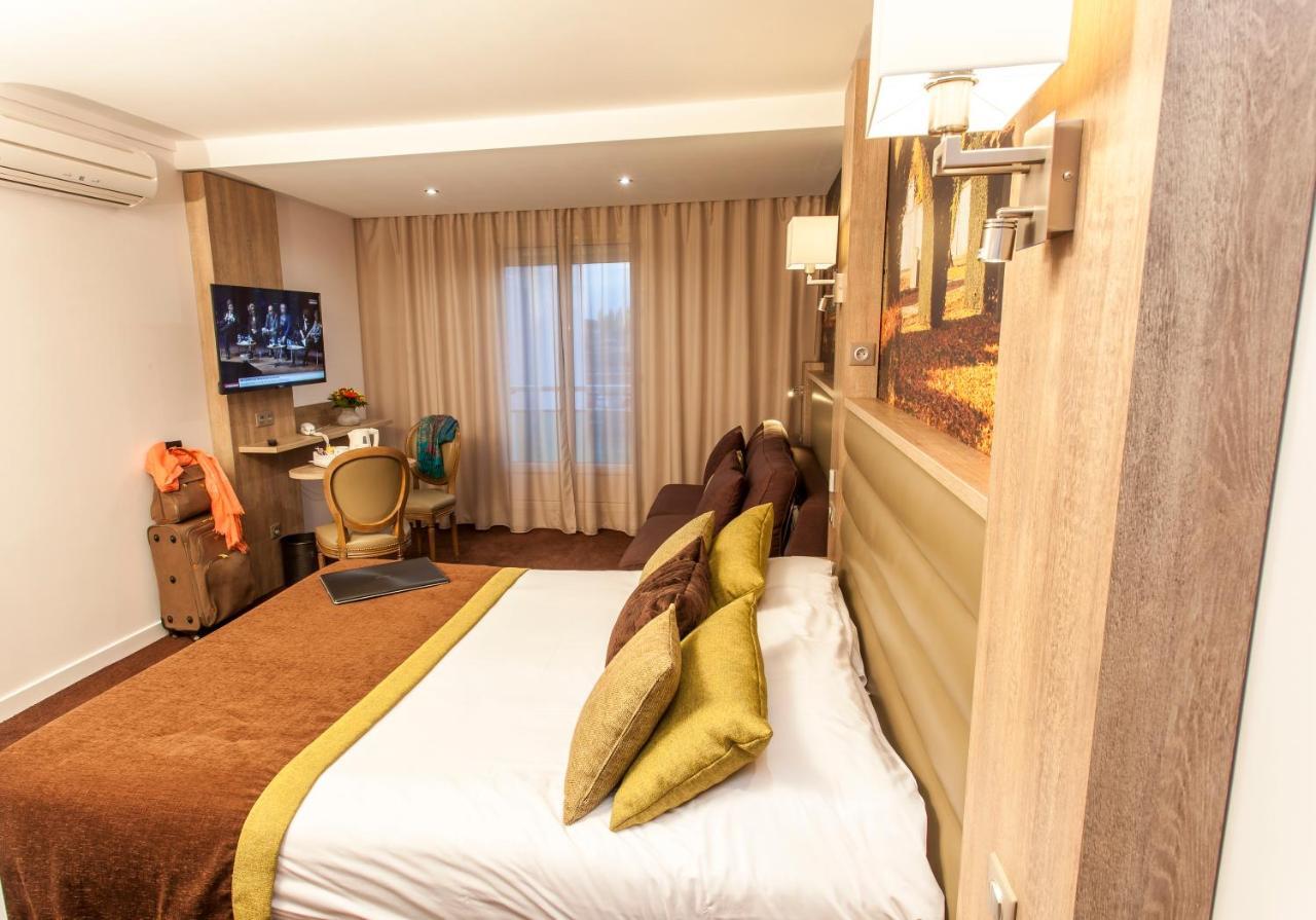 Logis - Le Christina Hotel Bourges Bagian luar foto