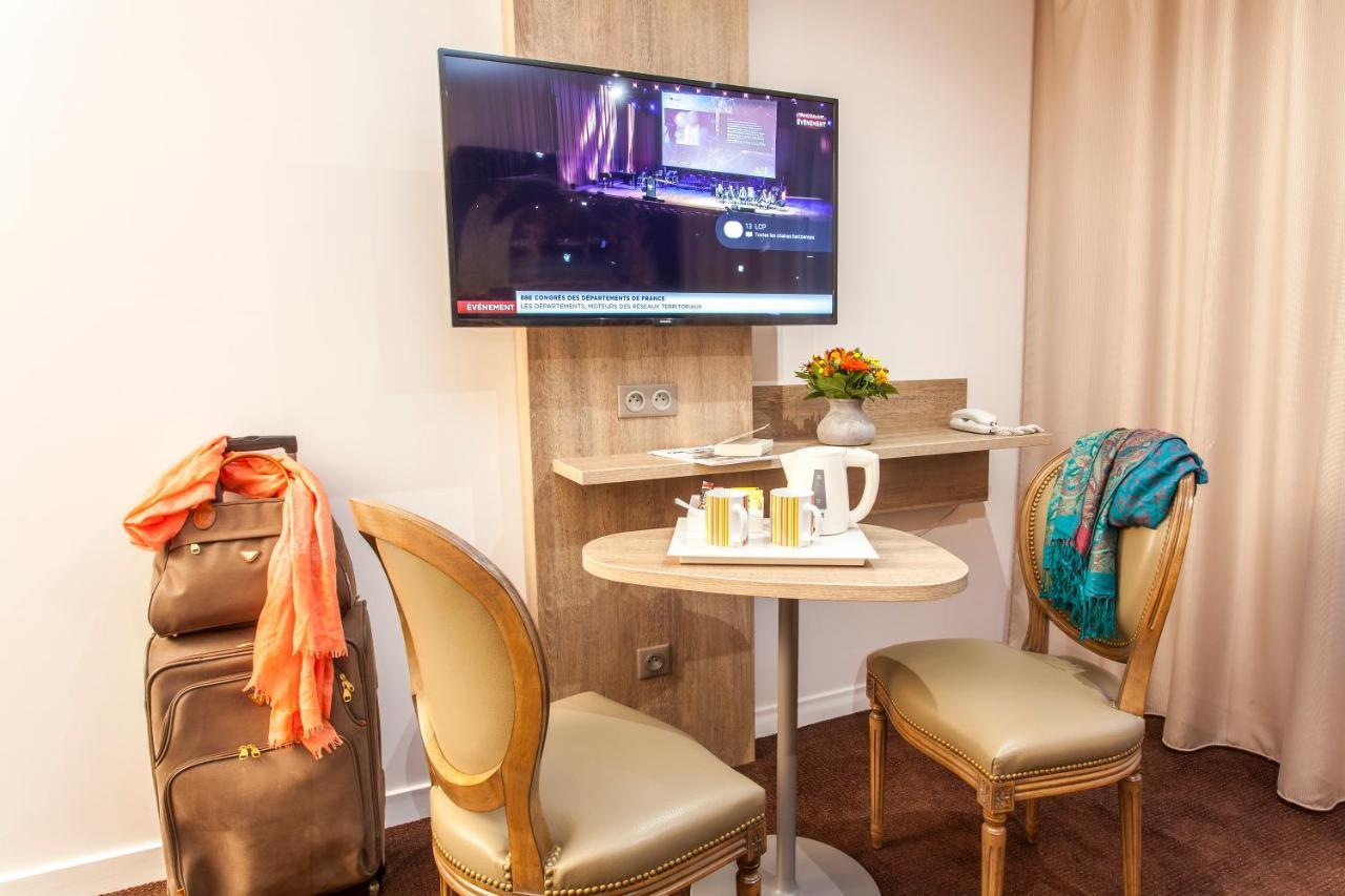 Logis - Le Christina Hotel Bourges Bagian luar foto