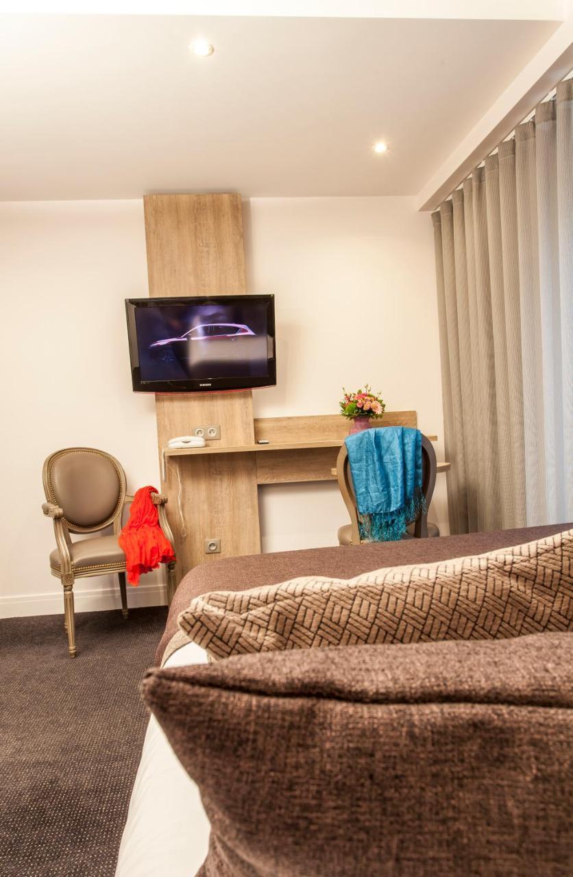 Logis - Le Christina Hotel Bourges Bagian luar foto