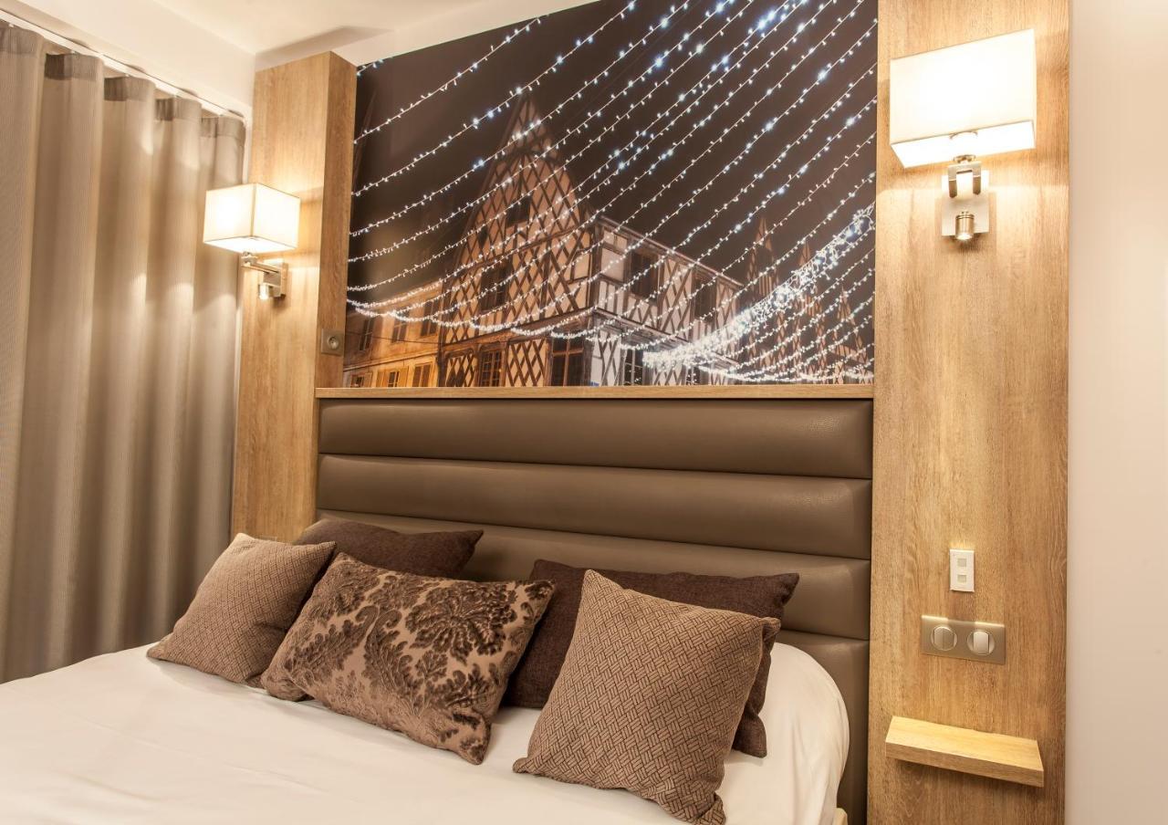 Logis - Le Christina Hotel Bourges Bagian luar foto