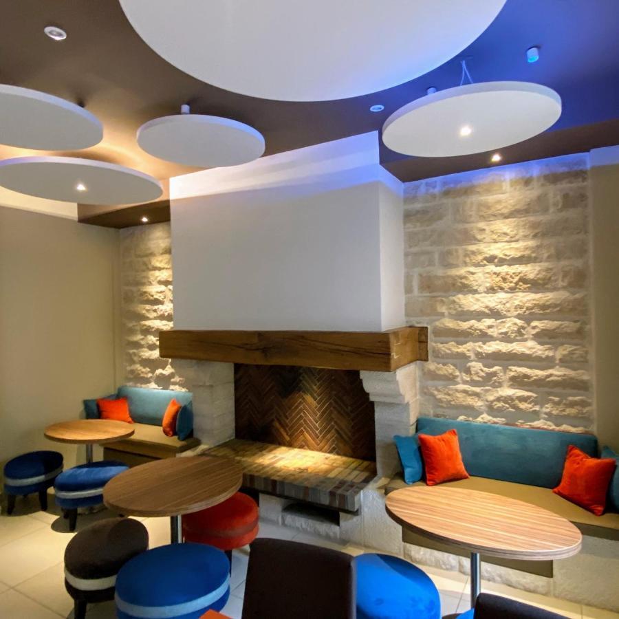 Logis - Le Christina Hotel Bourges Bagian luar foto