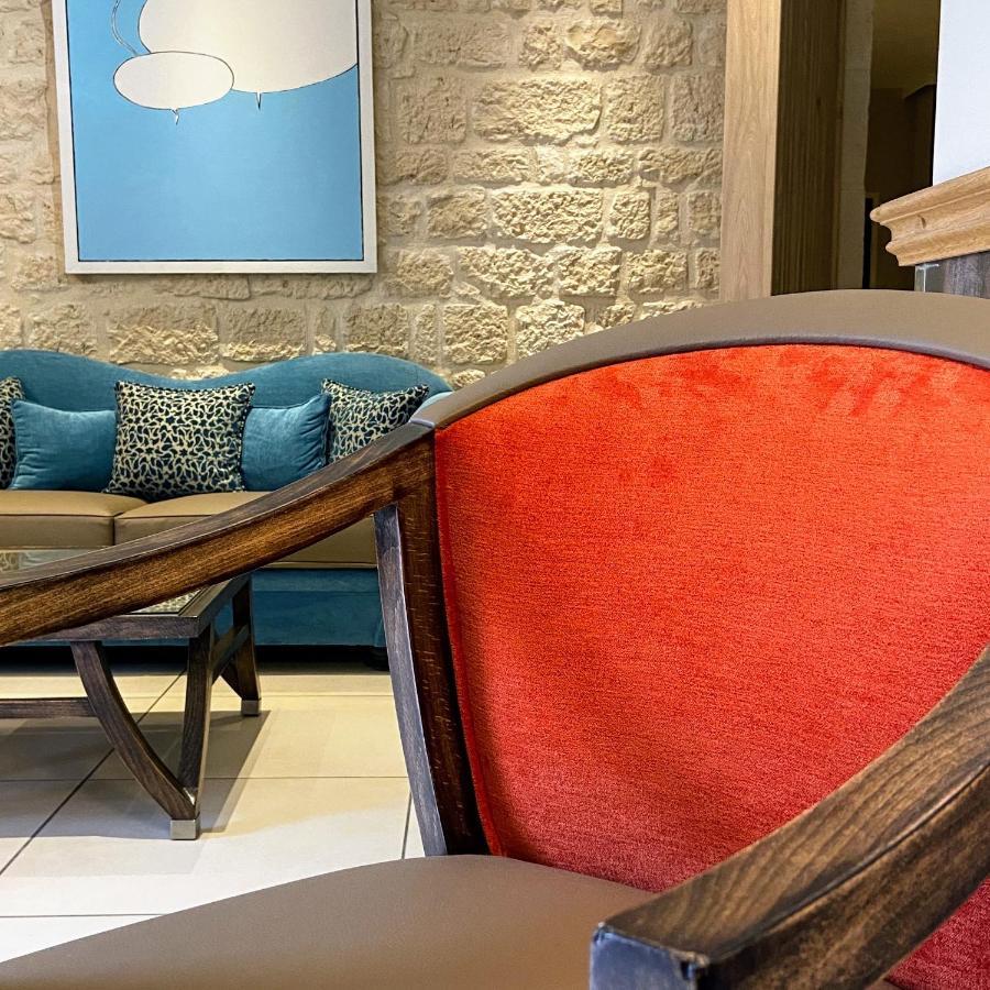Logis - Le Christina Hotel Bourges Bagian luar foto